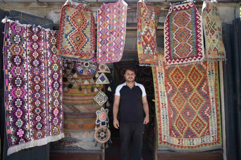 Yörük köylerinden topladığı halı ve kilimleri satarak geçmişi geleceğe taşıyor