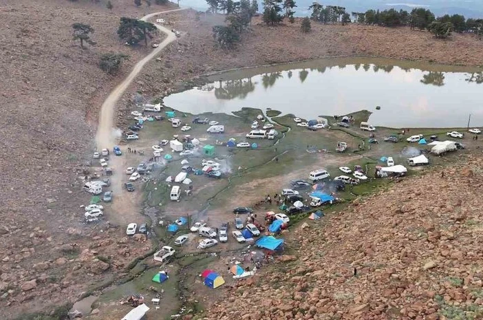Yörükler 7 asırlık göç geleneğini Sanrıdas Dağı’nın 2 bin 300 rakımlı zirvesinde yaşattı