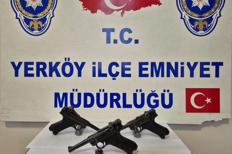 Yozgat’ta 2 şüphelinin üzerinde asırlık 3 tabanca ele geçirildi