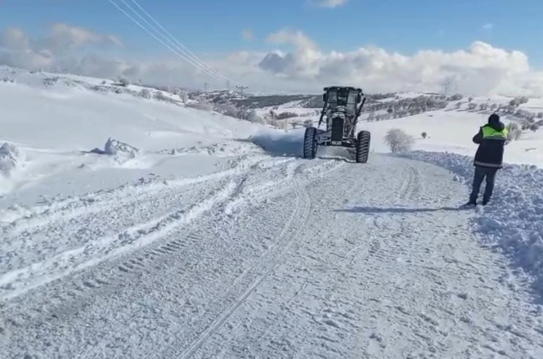 Yozgat’ta ekipler kar mesaisini aralıksız sürdürüyor