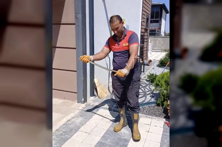 Yozgat’ta evin bahçesine giren yılan doğaya bırakıldı