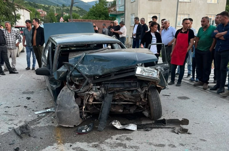 Yozgat’ta freni patlayan otomobil iki araca çarptı: 6 yaralı