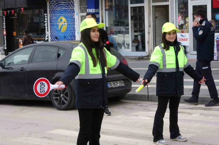 Yozgat’ta öğrenciler trafiğe yön verdi