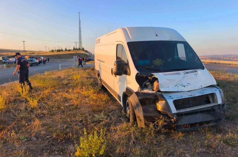 Yozgat’ta otomobil ile minibüs çarpıştı: 2 kişi hayatını kaybetti