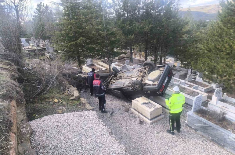 Yozgat’ta otomobil mezarlığa uçtu: 2 yaralı