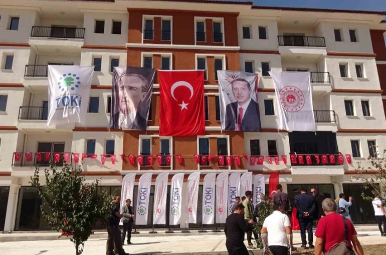 Yozgat’ta yapımı tamamlanan 184 konut ve 9 iş yeri hak sahiplerine teslim edildi