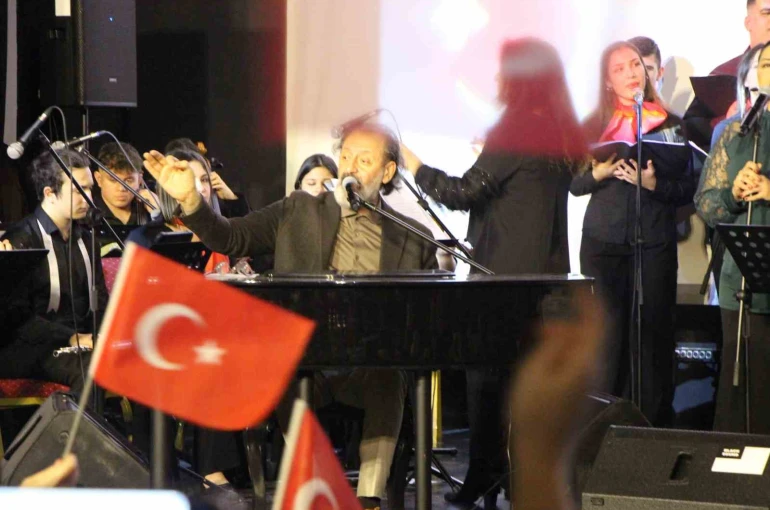 Yücel Arzen Hacıoğulları Amasya’da öğrencilerle sahne aldı
