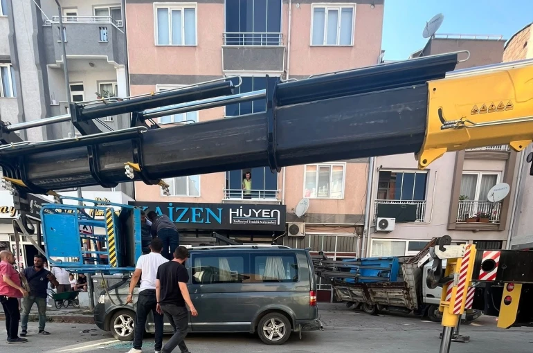 Yük asansörü minibüsün üzerine devrildi