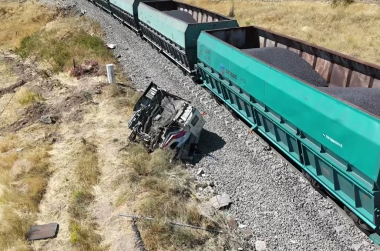 Yük treni hemzemin geçitte kamyona çarptı: 1 yaralı 
