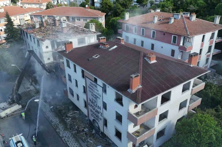 Yüksek riskli olduğu tespit edilen 3 bina belediye ekipleri gözetiminde yıkıldı