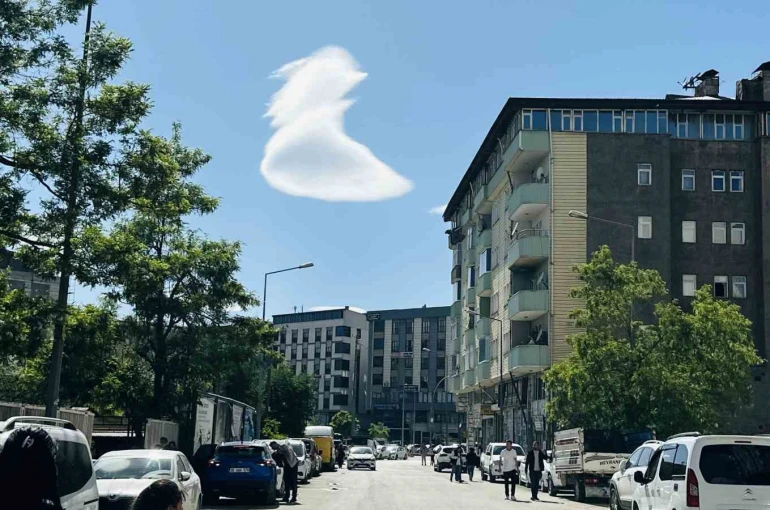 Yüksekova semalarında nadir görülen doğa olayı: "UFO" benzetmesi yapılan bulutlar hayran bıraktı