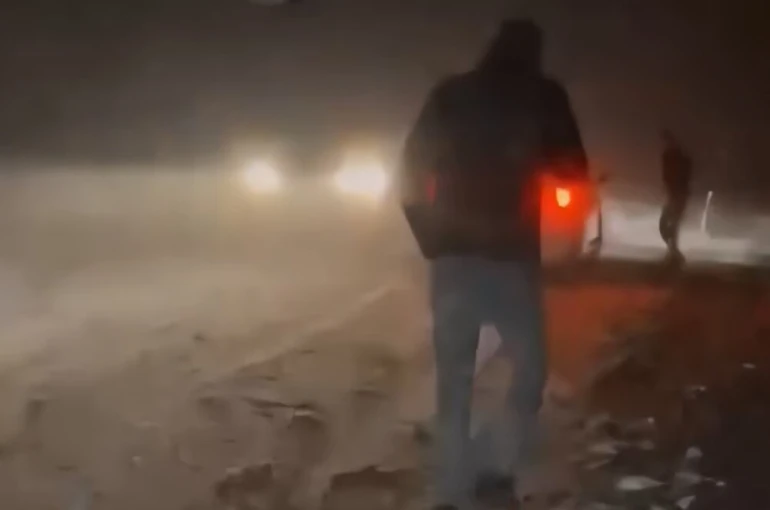 Yüksekova-Şemdinli kara yolunda tipi ve fırtınada mahsur kalanları ekipler kurtardı 