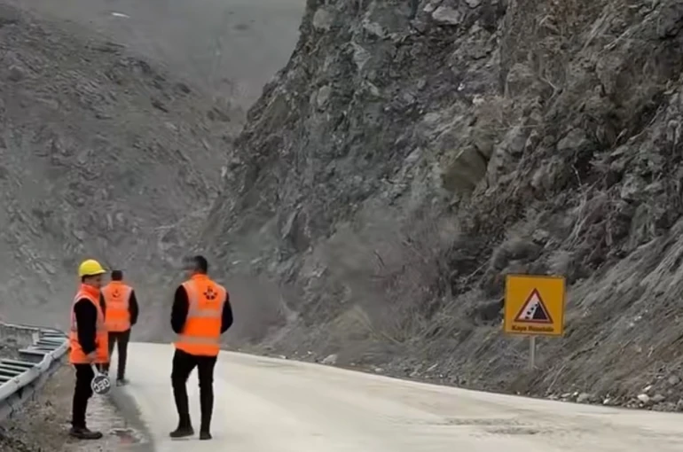 Yüksekova yolu heyelan riski nedeniyle gece trafiğe kapatılacak