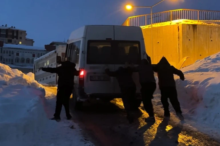 Yüksekova’da buzlu yolda mahsur kalan minibüsü vatandaşlar kurtardı
