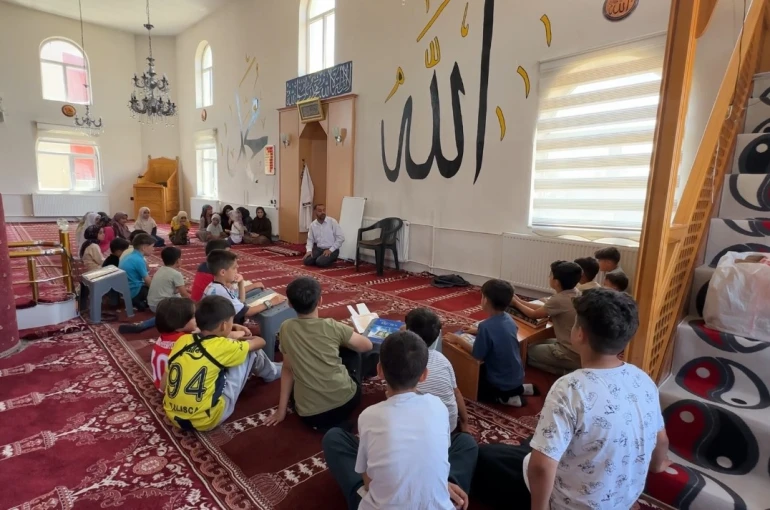 Yüksekova’da çocuklar yaz Kur’an kurslarında hem öğreniyor hem eğleniyor 