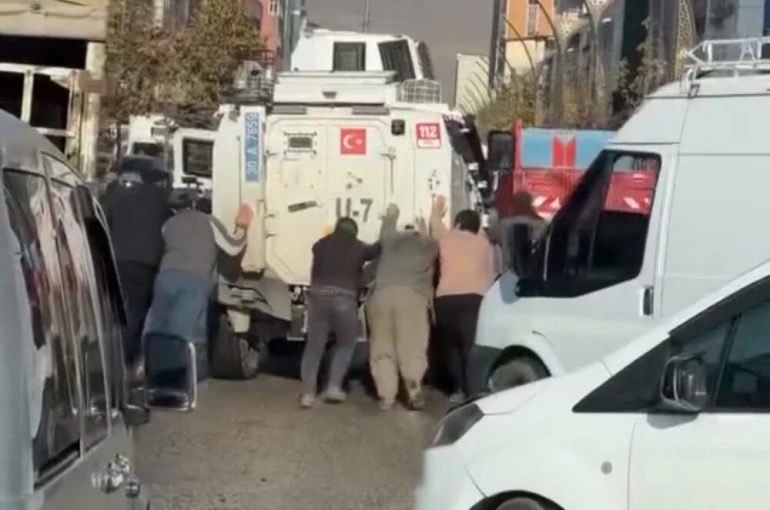 Yüksekova’da görenleri gülümseten anlar: Arızalan zırhlı araca vatandaş imecesi