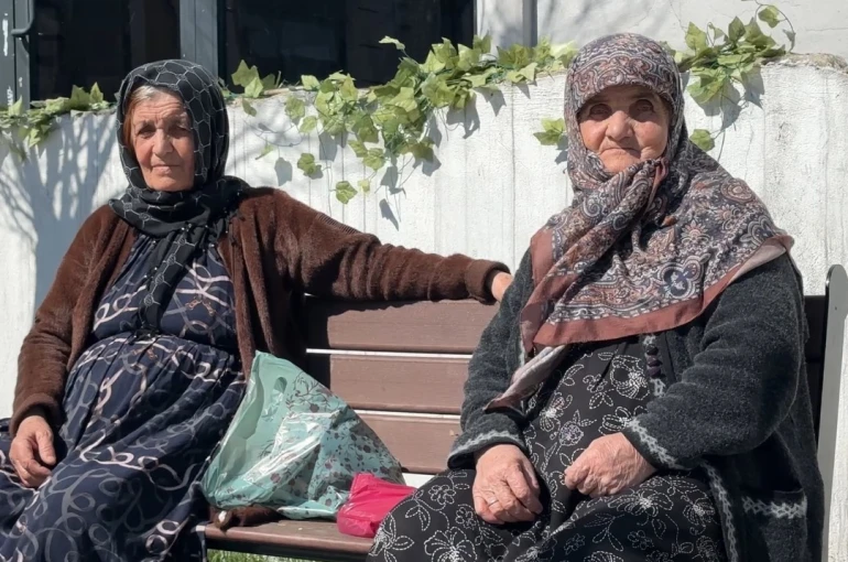 Yüksekova’da güneş yüzünü gösterdi: Vatandaşlar parklara akın etti