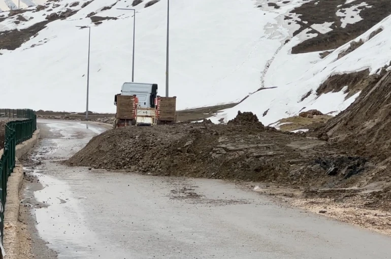Yüksekova’da heyelan: Pizok yolu 5 gündür tek şerit açık