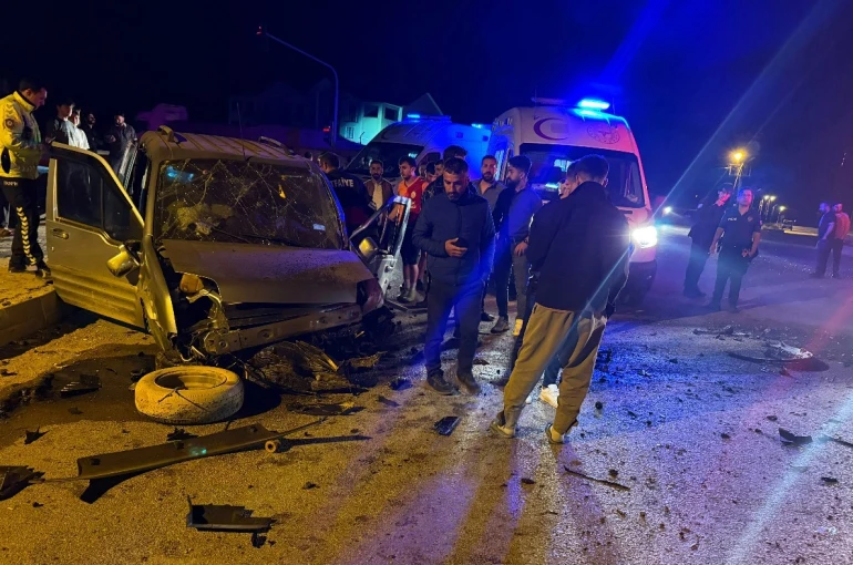 Yüksekova’da iki ayrı kazada 8 kişi yaralandı
