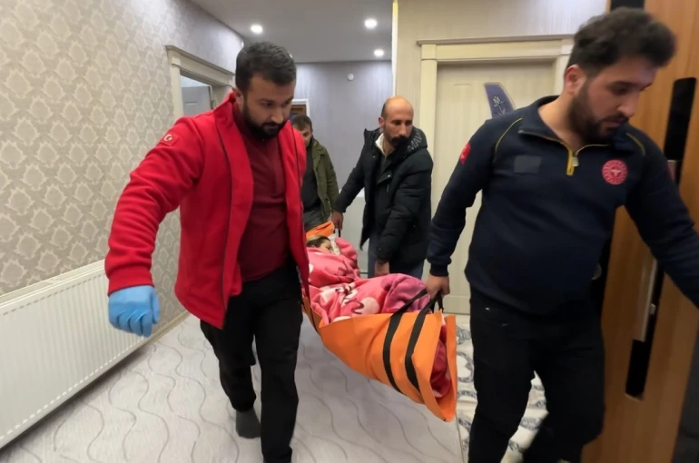 Yüksekova’da kar geçit vermedi, ekipler vazgeçmedi: 2 saatlik kurtarma mücadelesi