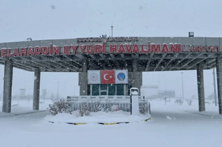 Yüksekova’da kar yağışı ve sis ulaşımı aksatıyor
