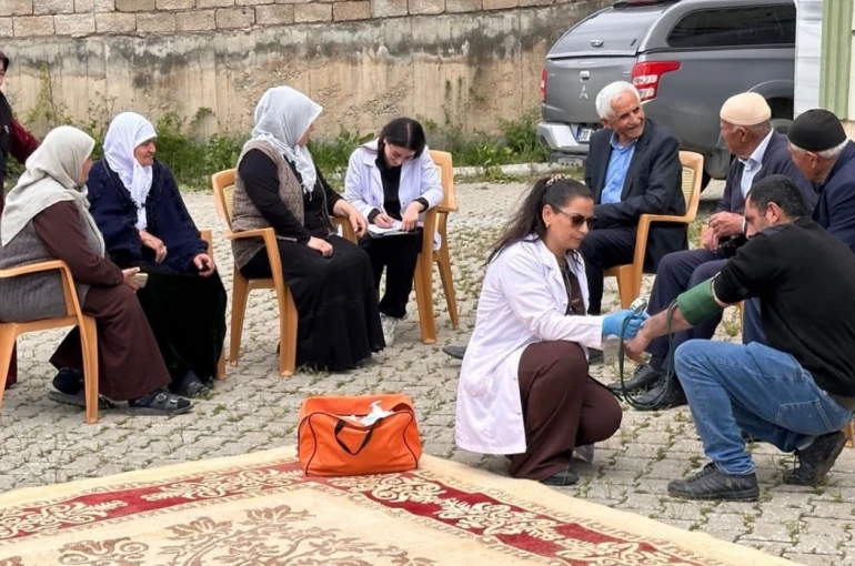Yüksekova’da köy sakinlerine hipertansiyon ve tuz kullanımı eğitimi