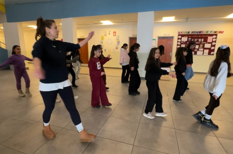 Yüksekova’da kültür sanat buluşması: Hakkari halayı ile Ege’nin zeybeği buluştu