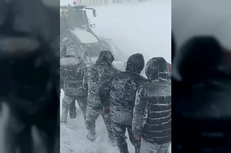 Yüksekova’da taziyeye gidenler fırtınaya yakalandı