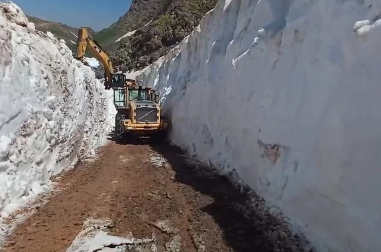 Yüksekova’da temmuz ayında kar tünelleri: 2 aylık çalışmada sona gelindi