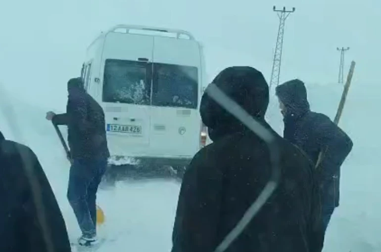 Yüksekova’da tipide yolda mahsur kalan vatandaşlar kurtarıldı