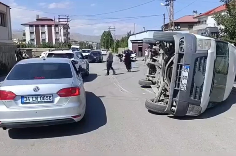 Yüksekova’da trafik kazası: 3 yaralı
