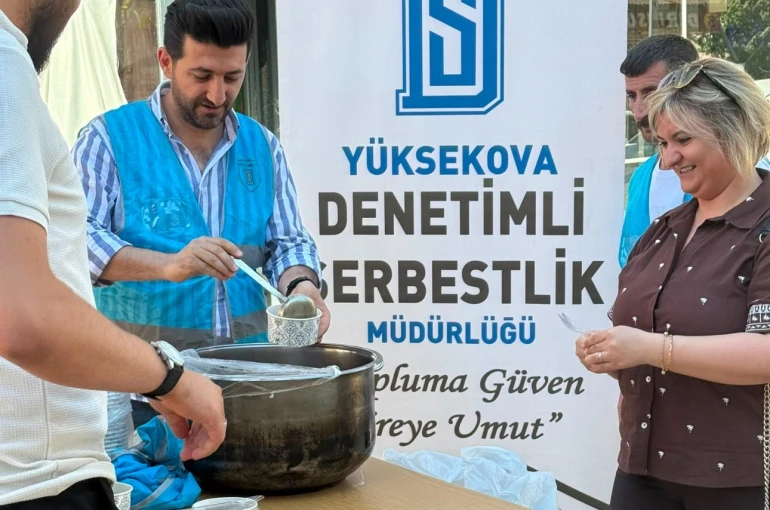 Yüksekova’da vatandaşlara aşure ikramı