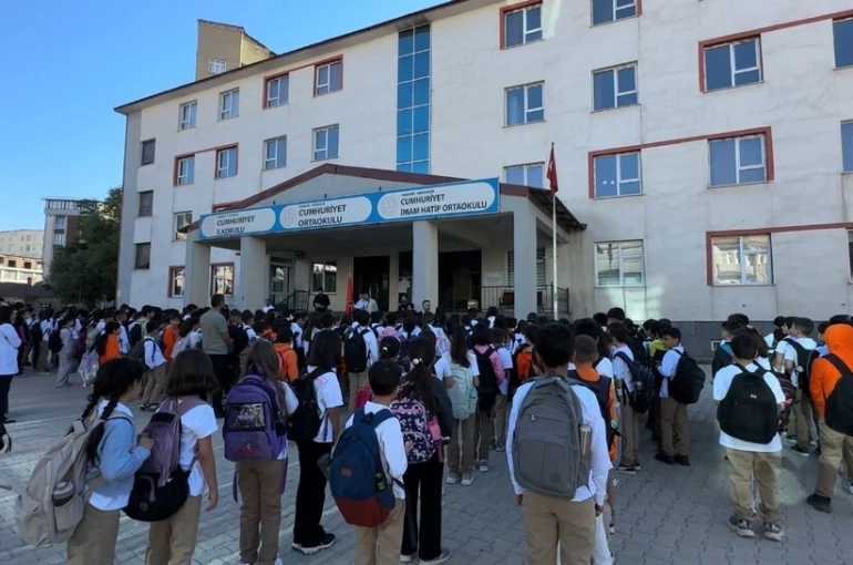 Yüksekova’da yeni dönem başladı: Okullar öğrenci sesleriyle yankılandı