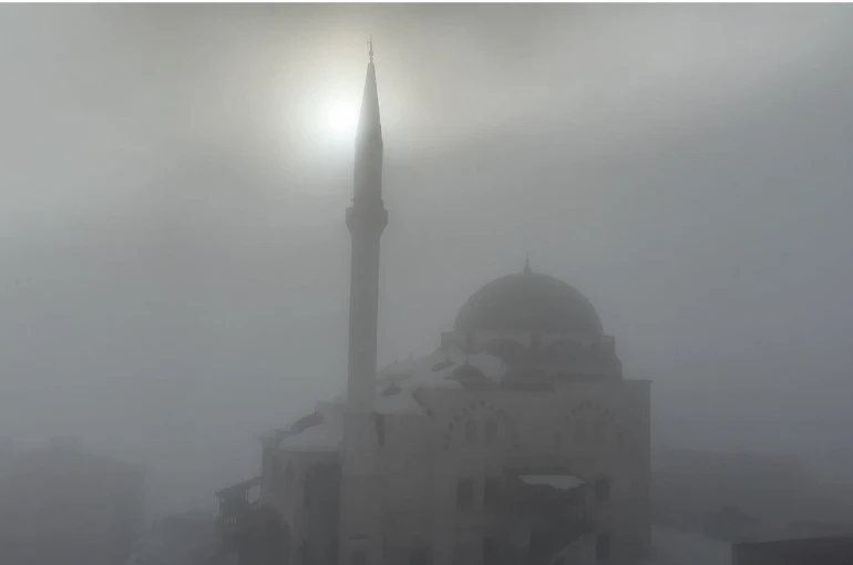 Yüksekova’da yoğun sis ulaşımı olumsuz etkiledi