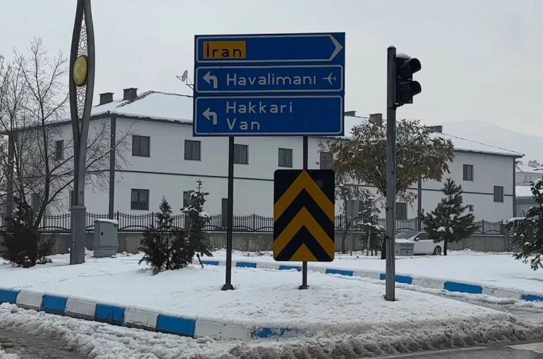 Yüksekova’da yoğun yağışlar uçak seferlerini durdurdu