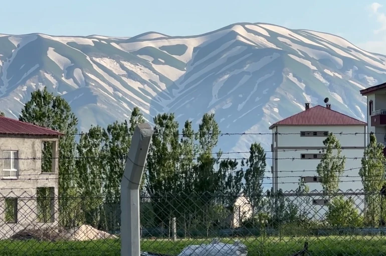 Yüksekova’nın "zebra" görünümlü karlı dağları ilgi görüyor