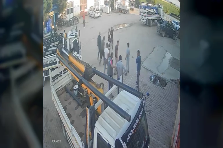 Yumruk, tokat ve tekmelerin havada uçuştuğu kavga kamerada