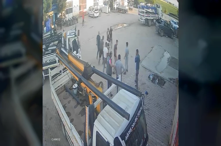 Yumruk, tokat ve tekmelerin havada uçuştuğu kavga kamerada