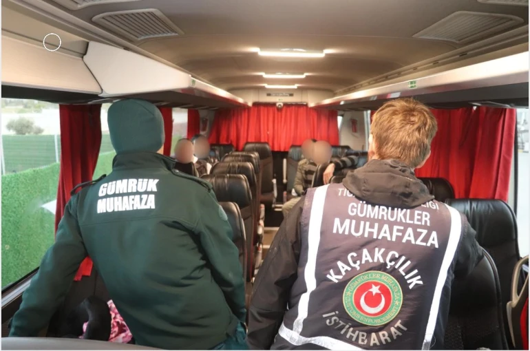 Yunanistan’dan yurda giriş yapan yolcu otobüsünden 4 kaçak göçmen çıktı