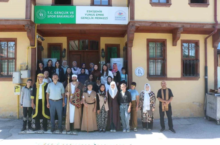 Yunus Emre’nin hayatı açık havada tiyatro oyunuyla sahnelendi