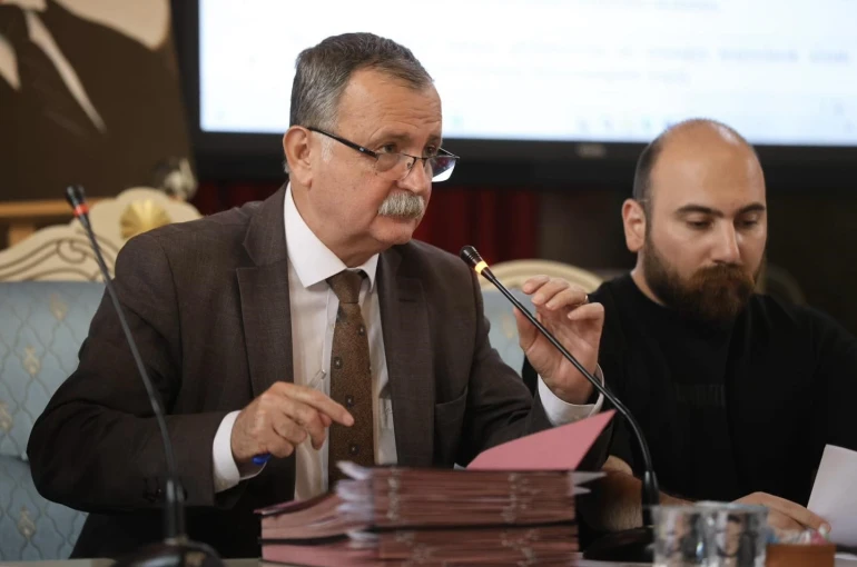 Yunusemre Meclisi’nde Özgür Özel gerginliği