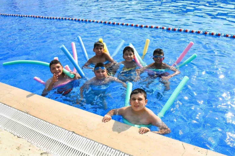 Yunusemreli çocuklar havuzda serinledi 