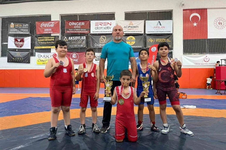 Yunusemre’nin minik pehlivanları madalyaları topladı
