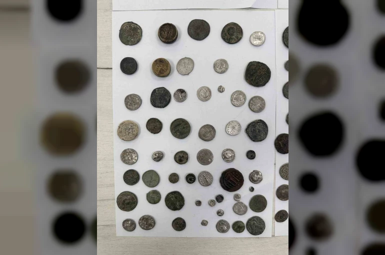 Yurt dışına kaçırılan 307 sikke ve 11 obje komşuya takıldı