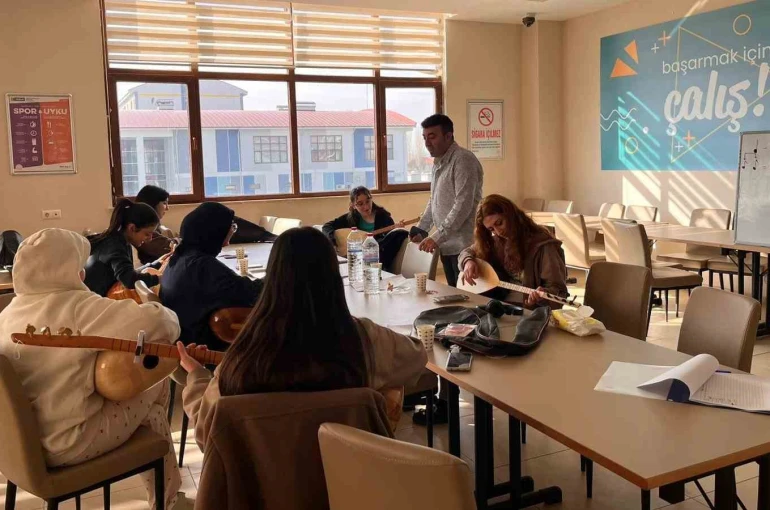 Yurttaki kız öğrenciler bağlama çalmayı öğreniyor