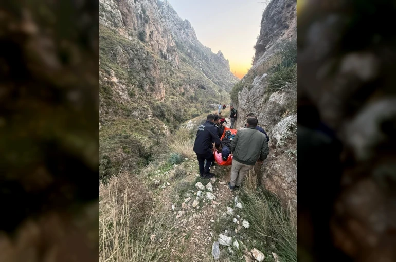 Yürüyüş esnasında kayalıklardan düşen şahıs yaralandı