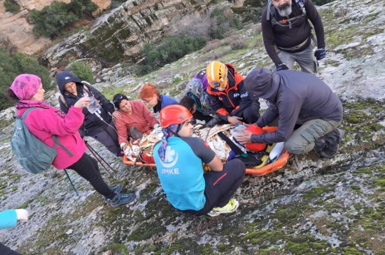 Yürüyüş yaparken dere yatağına düşen şahıs kurtarıldı
