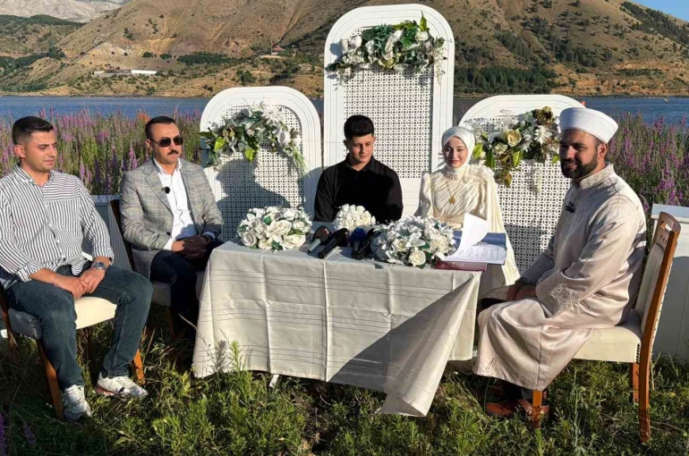 Yüzen adada "evet" dediler