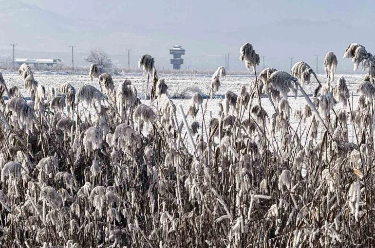 Yüzeyi buz tutan Kaz gölü kış manzarası ile mest etti