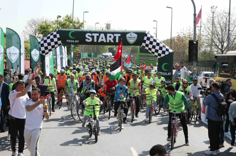 Yüzlerce kişi Sumud filosuna destek için pedal çevirdi